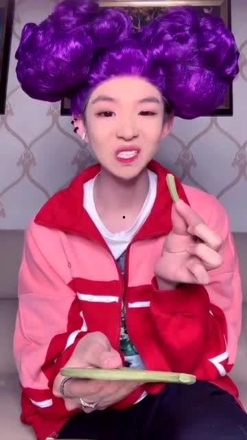 小佛爷女装吃瓜,揭秘网络红人的时尚跨界之旅  第2张