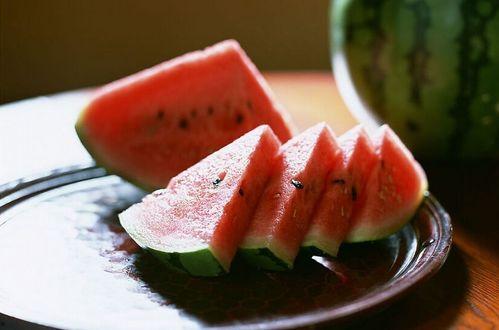 夏日吃瓜古诗,古韵诗中的清凉时光 第1张 夏日吃瓜古诗,古韵诗中的清凉时光 第1张