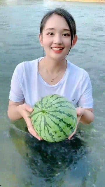 在水里吃瓜视频,一场别开生面的水下美食之旅  第1张