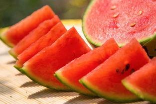 在水里吃瓜视频,一场别开生面的水下美食之旅  第3张