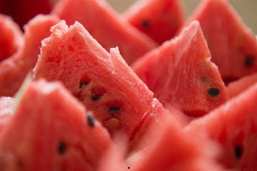 半夜吃瓜图,揭秘神秘“吃瓜图”背后的故事  第2张