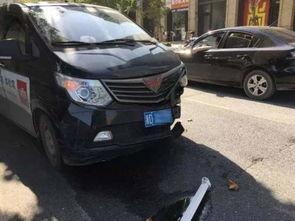 车辆吃瓜撞车,事故现场惊心动魄