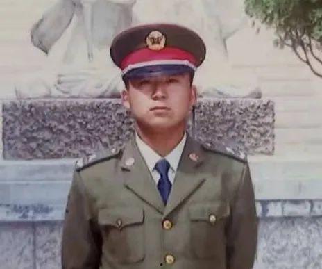 军魂吃瓜,揭秘军营里的欢乐时光  第2张