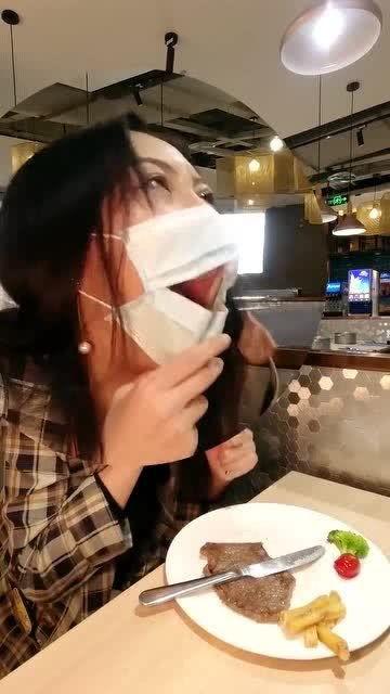 女子带口罩吃瓜,女子带口罩吃瓜的温馨瞬间