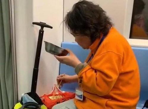 女子带口罩吃瓜,女子带口罩吃瓜的温馨瞬间  第2张