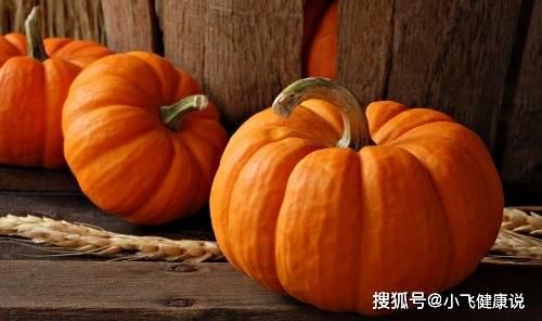 中年男子吃瓜,品味人生百态