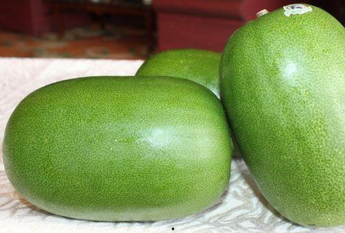 中年男子吃瓜,品味人生百态