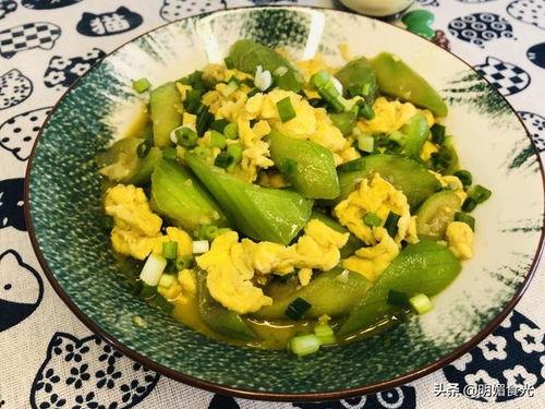 吃瓜炒鸡蛋丝瓜,吃瓜炒鸡蛋丝瓜，夏日清爽家常菜